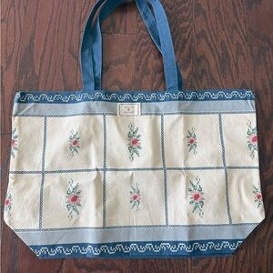 Vintage Floral Canvas Tote Bag in Cream and Blue Sezane Baziszt